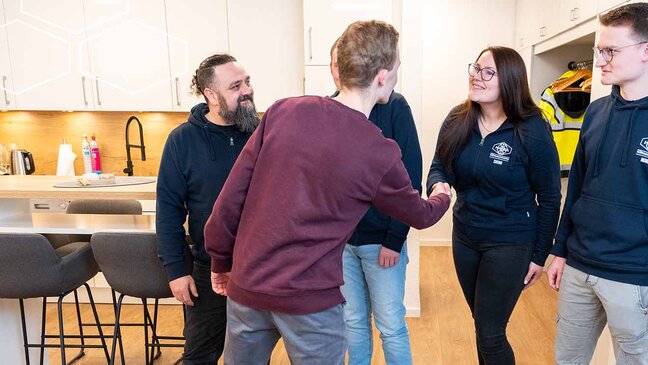 Mehrere Personen stehen in einem Raum