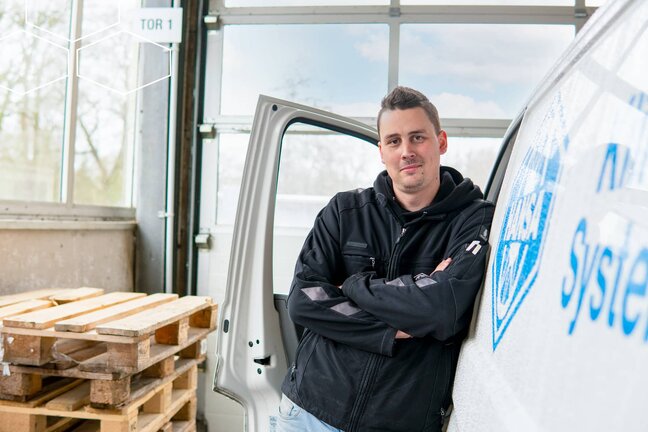 Servicemitarbeiter am Servicefahrzeug