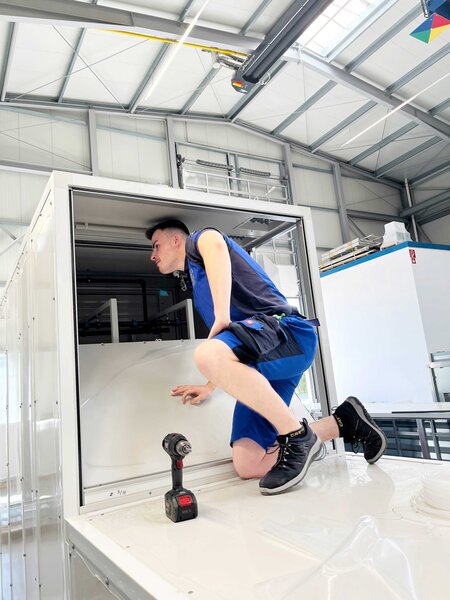 Eine Person arbeitet bei HANSA Klimasysteme