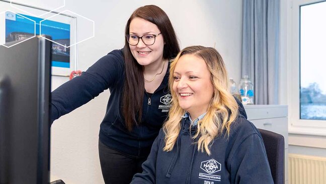 Zwei Personen am Computer