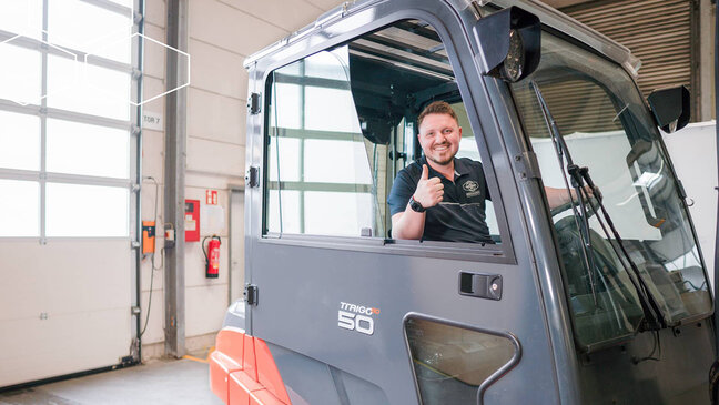 Eine Person sitzt im Gapelstapler