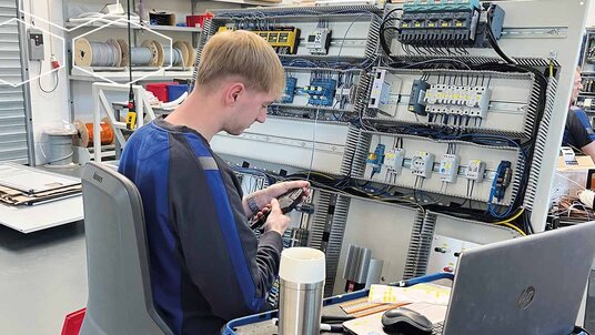 Elektroniker bei der Arbeit