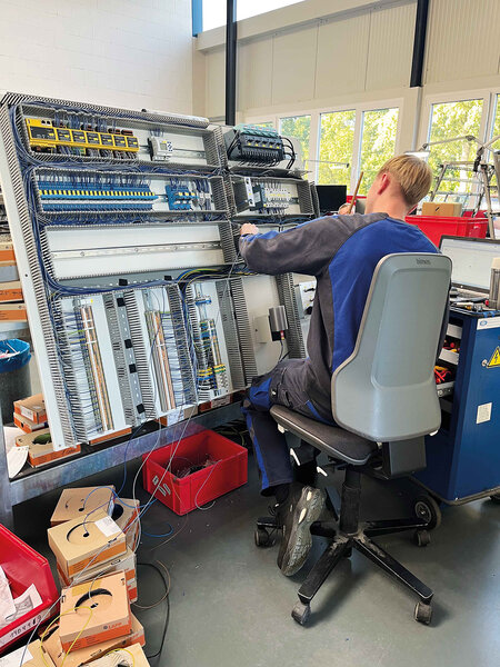 Elektroniker bei der Arbeit