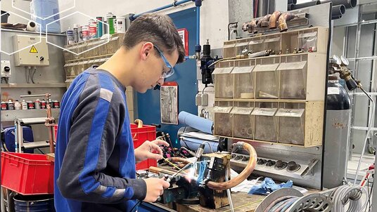 Eine Person arbeitet bei HANSA Klimasysteme