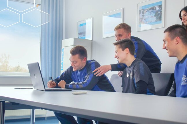 Auszubildende im Meetingraum