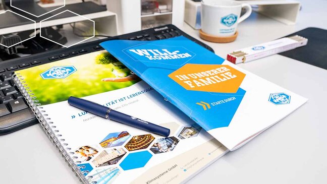 Flyer auf einem Tisch