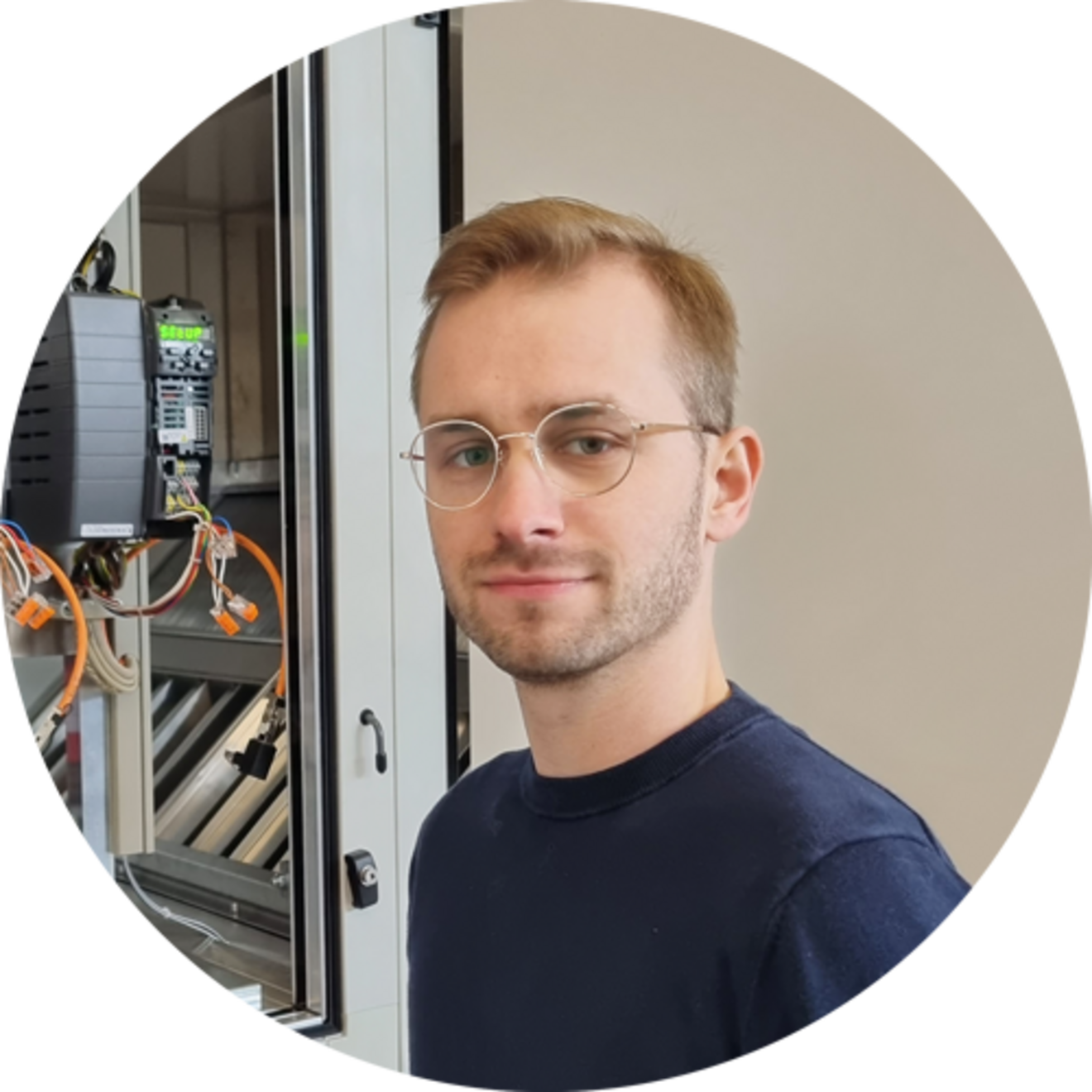 Student vor Schaltkasten bei Hansa Student während eines Praxissemesters