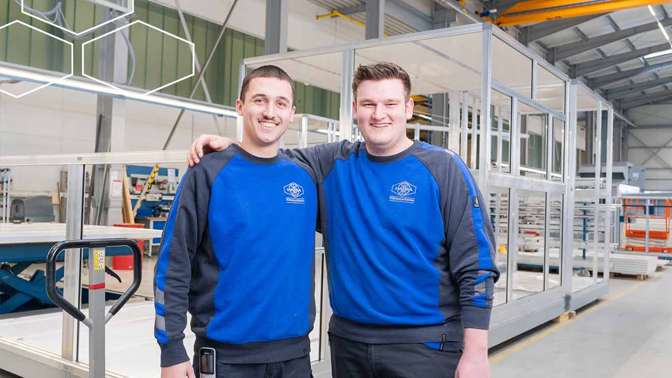 Zwei Personen stehen im Lager von HANSA Klimasysteme