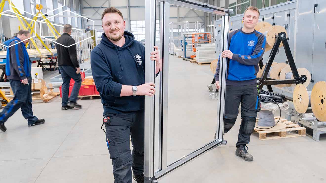 Zwei Personen arbeiten bei HANSA Klimasysteme