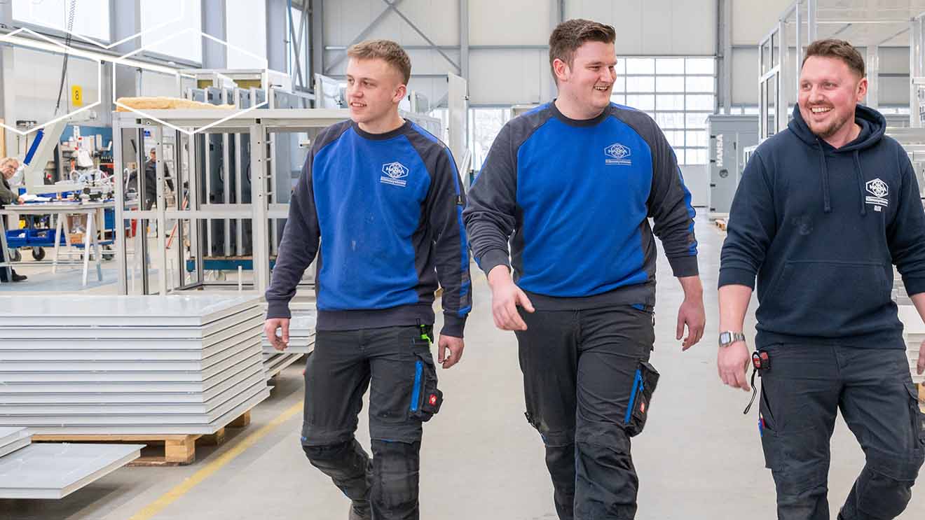 Drei Personen laufen bei HANSA Klimasysteme