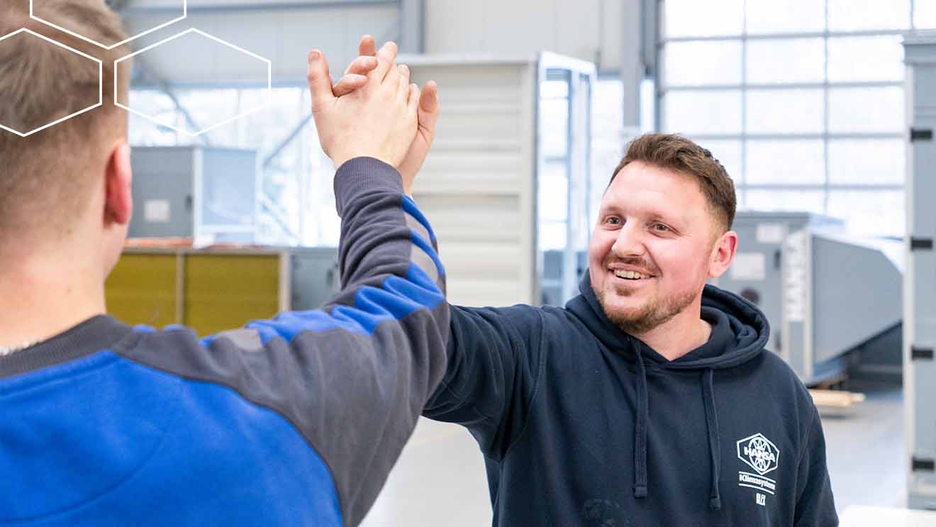 Zwei Personen geben sich ein High-Five